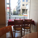 ベニキア カルトンホテル - 私は道路に面した窓際のテーブル席に座らせていただいて朝食をいただく事にしました。