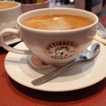 Patisserie Valerie - 大きなカップに入ったコーヒー