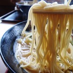 らー麺酒場秀 - 麺はこんな感じ　丸ストレート麺