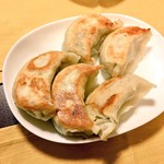 餃子 ※冷凍持ち帰りのを自分で焼いたやつです