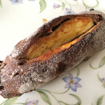 ラトリエ ドゥ プレジール - パン オ ノワ エ レザン オ フロマージュ（360円）