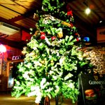 バイカーズカフェクラブ ビックワン - 12月には店内に大きなツリーが立っていました