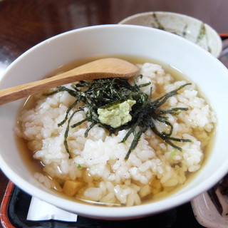 津和野の郷土料理 うずめ飯 をサラサラと 小鉢の山菜も旨い 和の食事処 By セシモテレビ ふる里食堂 津和野 郷土料理 その他 食べログ