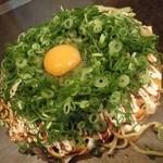 京都 下町のお好み焼き 昌・べた焼きの専門店 - スジ玉700円にトッピングは
      
      九条ネギ200円、油かす200円、玉子100円