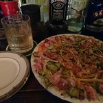 フロム・ロンドン・カフェ - カルパッチョ(５００円x２人前)。お皿がオーナーの趣味のブランドで。