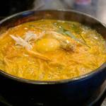 麺屋 達 - スンドゥブラーメン。石鍋で供されます。