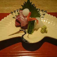祇園迦陵 - お造り：鰤と剣先
                鶴の器が美しい