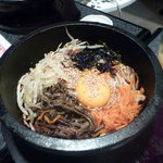 韓国居酒屋 明洞 - 辛ーいチゲ鍋のあとの定番ビビンバ。コチュジャン入れなくてもうまし！