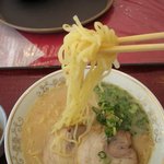 にしき - 太麺のちぢれ麺です　が　こんにゃくです。