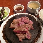 肉酒場ＢＵＺＺ - BUZZステーキ 200g
③BUZZ焼肉ソース