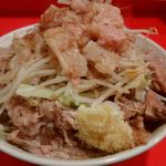 （2016.12.24）ブタ入りラーメンカタメ、ニンニク、アブラ、カラメ