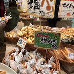 どんぐり - 【2016年12月】相変わらずの勢いのある売場、「塩パン」のバラエティが増えてきました。