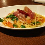 生ハムとパンチェッタとルコラの辛口フレッシュトマト（生パスタ）