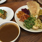 タンブリン カレー&バー - タンブリンカレー（ランチタイム950円）＋チキン