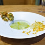 Obase - 青森県産枝豆のスープ、
                        ヤリイカと自家製カラスミ、
                        ヤリイカのゲソと枝豆のフリット