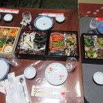 オ・タン・ペルデュ - 2種６つのお重が並びます