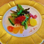 『帆立とオマール海老と生ハムのサラダ』!! カリフラワーのムース、オレンジ、トマトのソース、京人参のフライスライスがけ～♪(^o^)丿