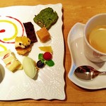 祇園おくむら - 『本日のデザート』と『コーヒー』!!『グレープフルーツのタルト』『ガドーショコラ』』『抹茶のパウンドケーキ』『タルトタタン』など、５種類盛り合わせ～♪(^o^)丿