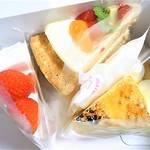 Itariantomatokafejunia - 箱の中でケーキは特に固定されていない