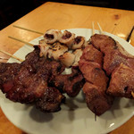 新潟屋 - チレ・塩、子袋・塩、レバー・塩1本各100円