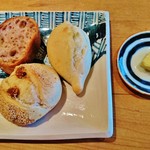 『本日のパン』!! おかわり自由 !!『くるみ』『いちじく』『ガーリック』の３種類～♪(^o^)丿