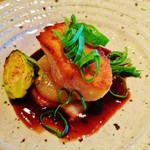 祇園おくむら - 『ブリのコンフィ』!! 下にコンソメで焚いた大根、上にネギと黒七味、生姜を効かせた赤ワインのソースがけ、洋風のブリ大根みたいな感じ～♪(^o^)丿