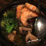 エビとマッシュルームのアヒージョ 756円。