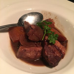 DENRAI - もち豚の赤ワイン煮 756円。