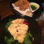 DENRAI - 燻製ポテトサラダ 518円、もちぶたの一口カツ 561円。