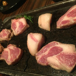 和豚もちぶたの溶岩焼 肩ロース 150g 777円。