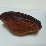 ショコラトリー・パティスリー ソリリテ - セイイチロウニシゾノさんの黒糖マドレーヌに、上品なチョコをコーティング