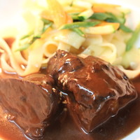 牛ほほ肉の赤ワイン煮込み　ブッフ・ブルギニオン