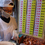 一口吃香腸（基隆廟口夜市） - 