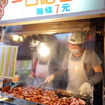 一口吃香腸（基隆廟口夜市） - 