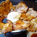 炎次郎 - 2013年7月　温玉豚丼【860円】攻撃的なはみ出しっぷり！