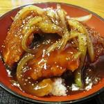 江戸屋 - 粗挽き黒胡椒のあんかけソースカツ丼　アップ