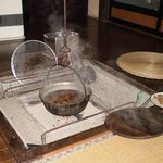 茅乃庵 - 囲炉裏でじゃがいもを煮ています