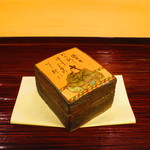 山玄茶 - 百人一首の書かれた器でのサーブ