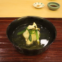 山玄茶 - 蛤真薯 竹の子とわかめ、餅、青身大根添え