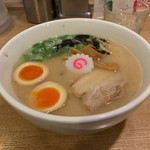 カーザ ルカ - ラー博は俺の社員食堂。  ミラノとんこつラーメソ＋味玉！  なるとがキュート♡