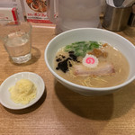 カーザ ルカ - ラー博は俺の社員食堂。ミニミラノとんこつラーメソ！  なるとがキュート♡  トッピング無料券をいただいたので、粉ズーチー♡