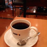 ドトールコーヒーショップ - ここは少し、たばこ臭いのが気になる (>_<) 扉のない喫煙エリアだから、分煙が甘い。。。ブレンドL 320円。20170106