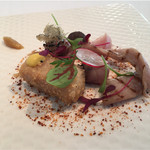 ラ クレリエール - 鰤のコロッケにアッシェにした炭のベニエ、ハラミのグリエなど5段活用の調理。仕事細かすぎ。