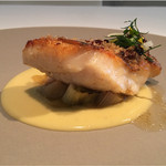 ラ クレリエール - 大ヒゲダラがもうぷりっぷりで素晴らしい！確か3kgっていってたかな。脂乗りよく、そこに濃厚なまったりとしたインカのめざめのピュレが絡むリッチなポワソン