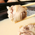 銀座 酉十郎 - 【名物とり鍋】白濁スープで煮込み、とても柔らかく深い味わい