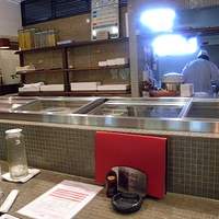 みやび 六本木店 - カウンター　タイルが安っぽいのかな〜？　上から取るネタケース風になっています