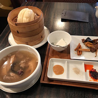 白碗竹快樓 赤坂店 - スペアリブとナツメの滋養スープと野菜の蒸籠蒸し三種のタレ