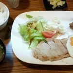 酒菜亭 丸福 - 豚ロースステーキ、鶏の唐揚げ、目玉焼き、みそ汁、ライス食べ放題