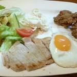酒菜亭 丸福 - 豚ロースステーキ、鶏の唐揚げ、目玉焼き、みそ汁、ライス食べ放題