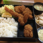 とんかつ春 - 盛り合わせ弁当・1400円。特に内容に決まりはないみたい。お店の気分次第ってやつ？